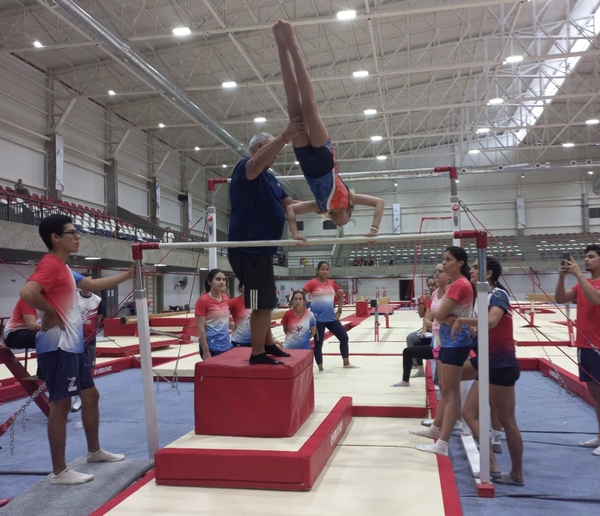 Formación de excelencia: gimnastas paraguayos se capacitan con experto argentino - .::Agencia IP::.