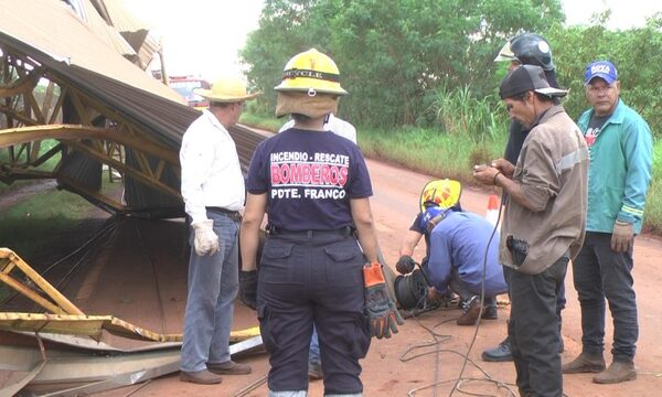Despejan ruta que se vio obstaculizada por techo de tinglado tras temporal