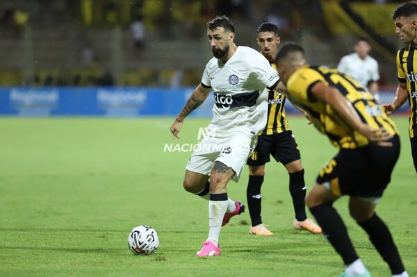 Versus / Miguel Cardona se rinde ante la jerarquía de Lucas Pratto