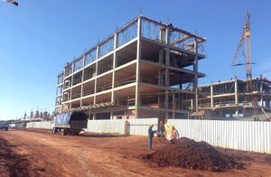 Albañil cayó de un 3er piso de edificio en construcción y montículo de arena salvó su vida - Unicanal