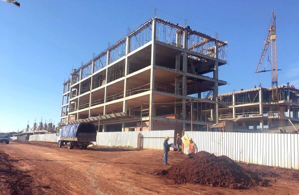 Albañil cayó de un 3er piso de edificio en construcción y montículo de arena salvó su vida - Unicanal