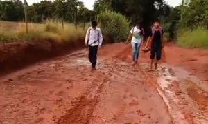 Abandonados por las autoridades: niños caminan descalzos 14 kilómetros para llegar a la escuela