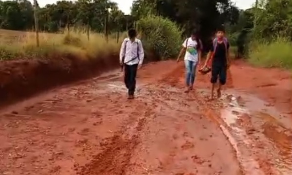 Abandonados por las autoridades: niños caminan descalzos 14 kilómetros para llegar a la escuela