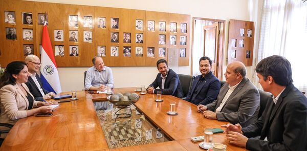 Capaco y MEF dialogan para fortalecer el sector construcci贸n en Paraguay - Revista PLUS