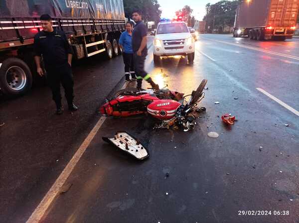 MOTOCICLISTAS RESULTARON CON HERIDAS TRAS COLISIONAR ENTRE SÍ EN CNEL. BOGADO - Itapúa Noticias