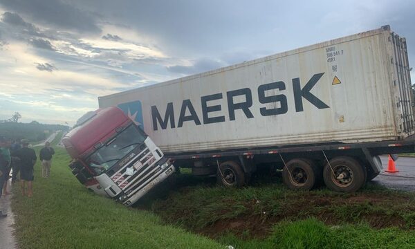 Camión se despistó y fue a parar a un costado de la ruta