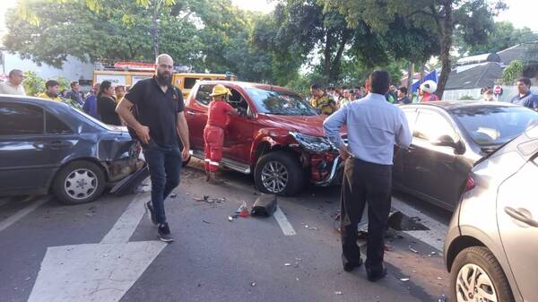 [VIDEO] Múltiple accidente: 9 autos, 2 motos y 8 heridos
