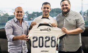 Derlis González renueva contrato con Olimpia