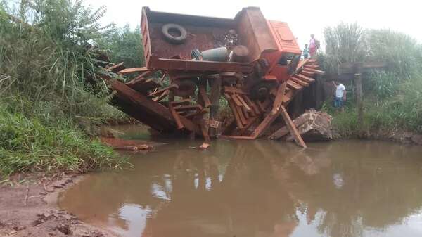 Itakyry: precario puente no aguantó peso de un camión y se derrumbó - ABC en el Este - ABC Color
