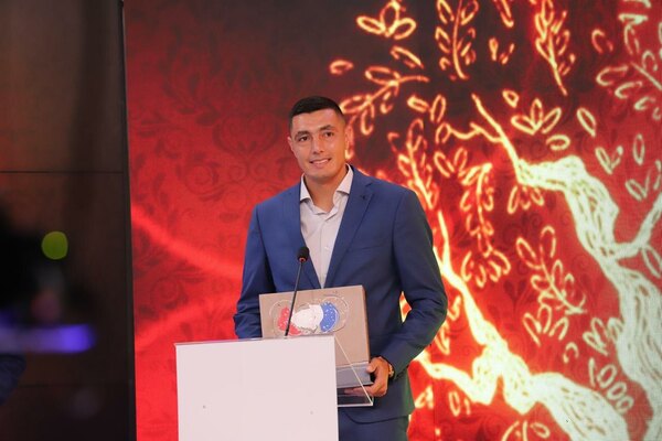 Versus / Óscar "Tacuara" Cardozo se lleva el reconocimiento de "Héroe Deportivo"