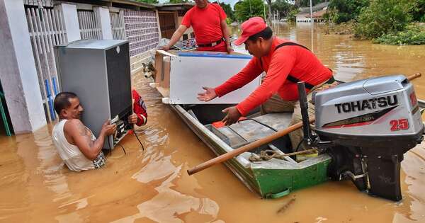 La Nación / Desborde del río Acre deja bajo agua a la ciudad de Cobija