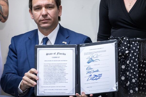 Ron DeSantis, gobernador de Florida, firmó un proyecto de ley para divulgar los documentos de Epstein - Informatepy.com