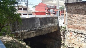 Cuestionan nuevo vallado en una gasolinera instalada sobre arroyo