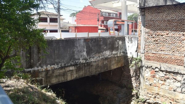 Cuestionan nuevo vallado en una gasolinera instalada sobre arroyo