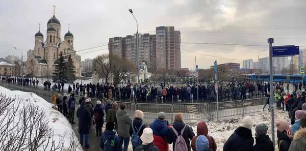 Miles de personas hacen cola frente a una iglesia en Moscú para despedirse de Navalni - Mundo - ABC Color
