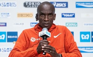 Versus / Kipchoge rinde homenaje a Kiptum antes del maratón de Tokio