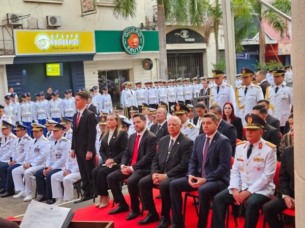 Autoridades rinden homenaje a los héroes en su día - El Trueno