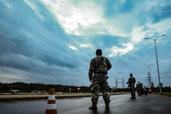 Militares aguardan orden del presidente para intervenir en CDE - La Tribuna