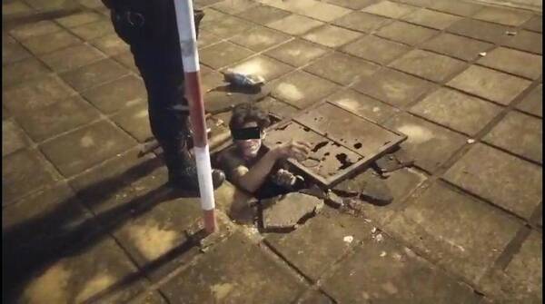 [VIDEO] Así atraparon al "hombre topo" en un registro subterráneo de cables