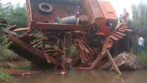 Un camión del MOPC colapsa un precario puente en Itakyry