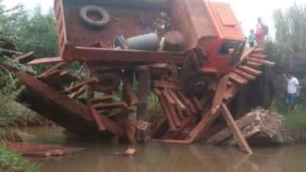 Un camión del MOPC colapsa un precario puente en Itakyry