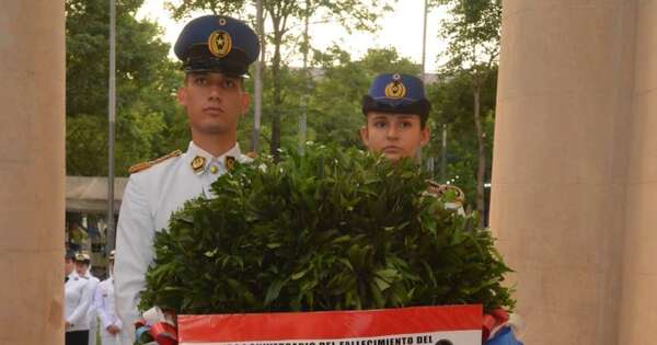 Diario HOY | Rinden homenaje a los héroes de la patria en su día