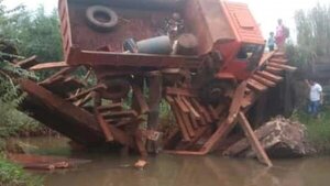 Un camión del MOPC colapsa un precario puente en Itakyry - Radio Imperio 106.7 FM