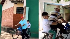 Sobre una bicicleta, abuelo busca a su nieto de la escuela y es viral