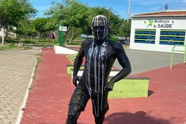 Versus / Atacan estatua de Dani Alves en su ciudad natal