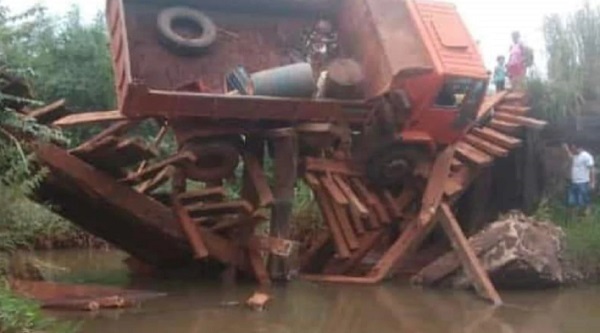 Puente de madera colapsa por camión del MOPC en Itakyry