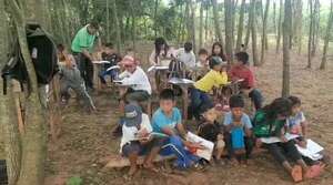 Niños indígenas de Yatayty del Norte dan clases bajo los árboles por falta de aulas - Nacionales - ABC Color