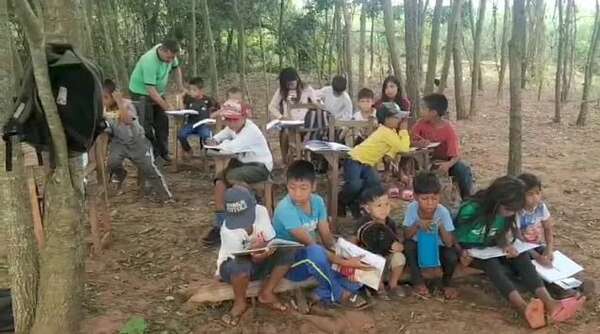 Niños indígenas de Yatayty del Norte dan clases bajo los árboles por falta de aulas - Nacionales - ABC Color