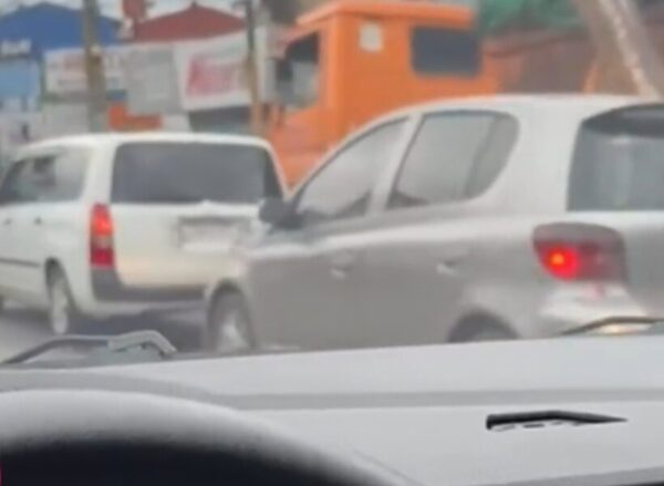 Limpiavidrios agredió a una conductora, fue preso y lo liberaron en un sapy`aite