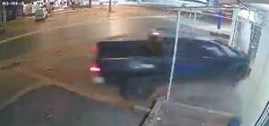 [VIDEO] ¿Accidente o fue premeditado? Y se marchó... Chocó contra un local y rajó como si nada