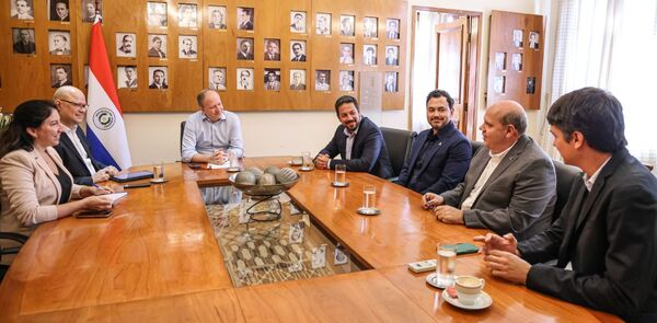 Capaco y MEF dialogan para fortalecer el sector construcci贸n en Paraguay - Revista PLUS