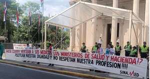 Diario HOY | Médicos se manifestaron frente al Panteón de los Héroes para exigir “salarios justos”