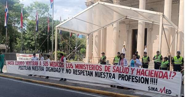 Diario HOY | Médicos se manifestaron frente al Panteón de los Héroes para exigir “salarios justos”