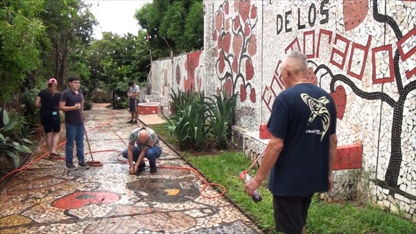 Con ayuda de artistas, vecinos y voluntarios, embellecen el Paseo de los Enamorados