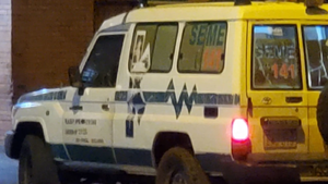 Policías auxilian a un niño que sufre quemaduras con agua caliente - Noticiero Paraguay