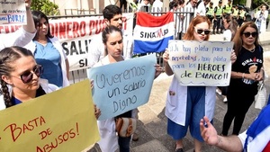 Médicos especialistas exigen aumento de salario - Noticias Paraguay