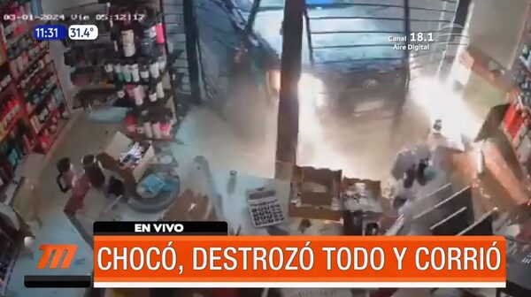 ¡Impresionante! Chocó, destrozó todo y se dio a la fuga | Telefuturo