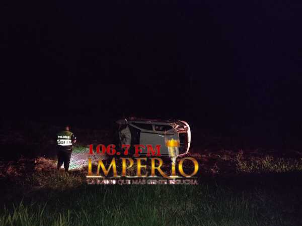 Automóvil volcó al costado de la Ruta PY05 - Radio Imperio 106.7 FM