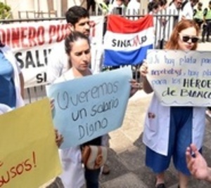 Médicos especialistas exigen aumento de salario - Paraguay.com
