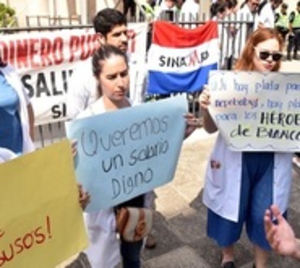 Médicos especialistas exigen aumento de salario - Paraguay.com