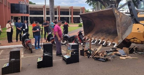 Municipalidad de Coronel Oviedo destruyó máquinas tragamonedas incautadas
