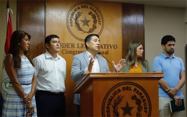 Opositores prometen unirse luego de la destitución de Kattya González
