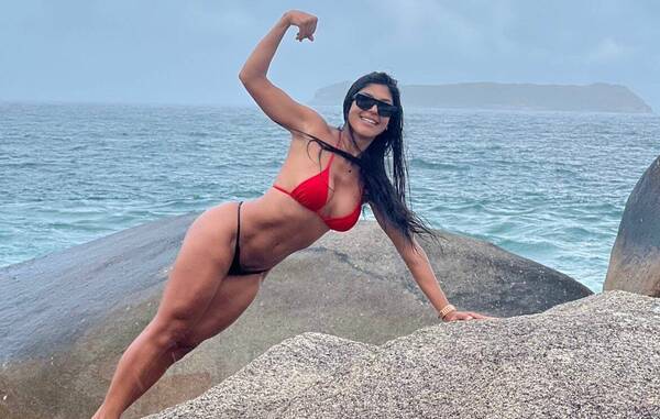 Locutora presumió de su cuerazo junto al mar