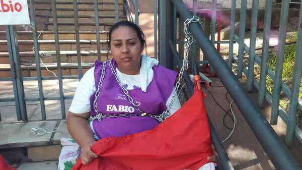 Madre se encadena al Ministerio de Salud exigiendo silla para su hijo - Nacionales - ABC Color