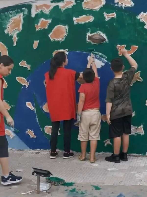 Niños exploradores de Pilar crearon un mural combinando pinturas y piezas de cerámicas - Nacionales - ABC Color