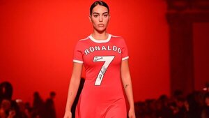 (VIDEO). Georgina debuta por sorpresa en la pasarela con un dorsal firmado por Cristiano Ronaldo